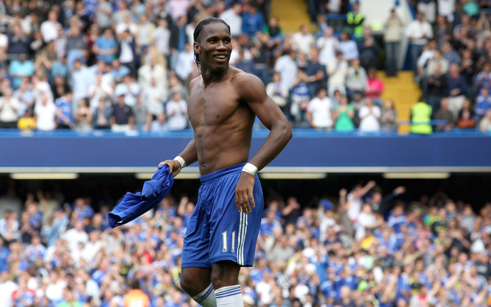 “泥泞狂潮：雨后泥地的极速追逐”，泥泞狂摆鱼